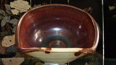 Signierte Tee-Schale aus Meisterhand "asymmetrisch-braun"