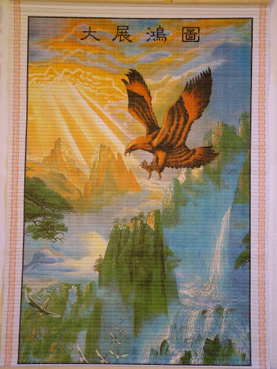 Kreisender Adler im Gebirge bei Sonnenaufgang