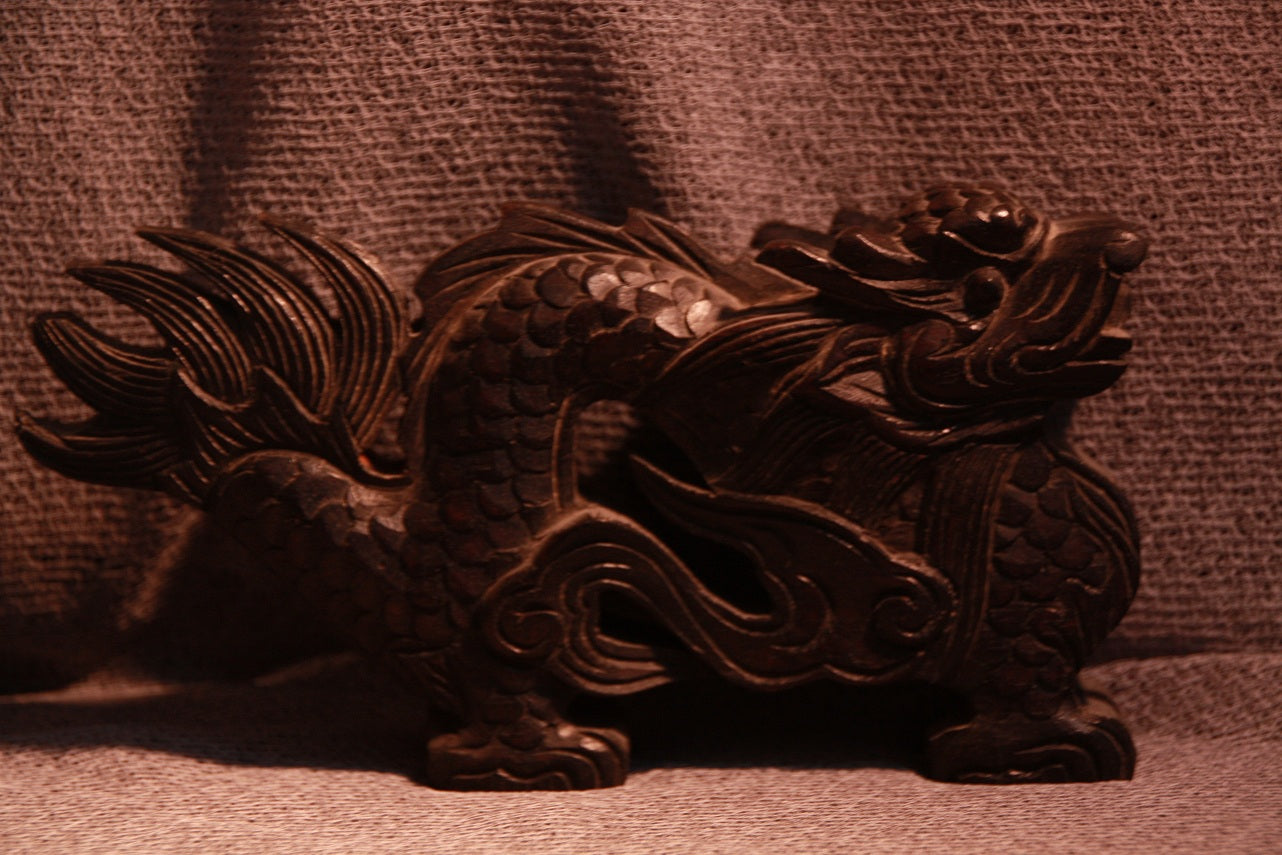 Drache handgeschnitzt aus erlesenem Ebenholz